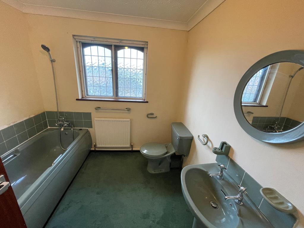 Lot: 135 - THREE-BEDROOM SEMI-DETACHED HOUSE FOR IMPROVEMENT - Bathroom with three piece suite